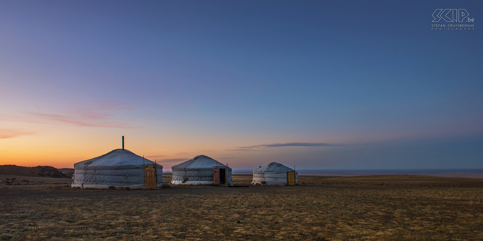 Gobi - Zonsondergang Zonsondergang op de steppe vlakte van de Gobi woestijn nabij de Yolin Am canyon. We logeerden in deze gers bij een nomaden familie. Een ger (joert/yurt in het Russisch) is de typische verplaatsbare woning van Mongoolse nomaden. Stefan Cruysberghs